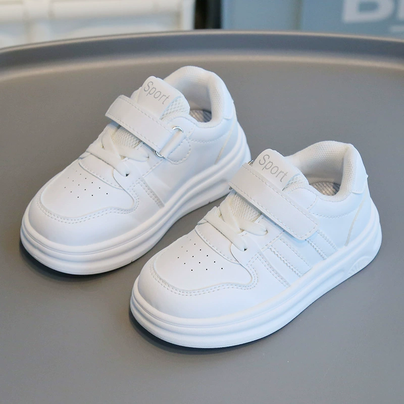 Маленькие белые туфли для детей 2025 весна и осень новая спортивная обувь для мальчиков легкая обувь для девочек повседневная обувь на мягкой подошве детская обувь