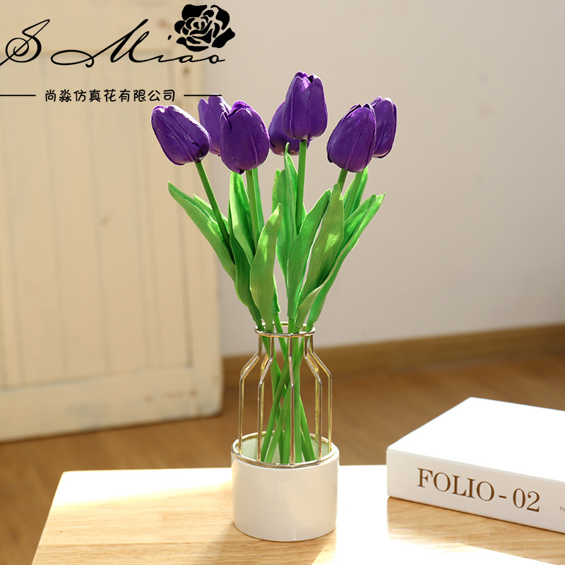 Fábrica de suministro directo planta Flor de seda artificial planta verde Venta caliente popular corto PU Tulipán decoración creativa flor sensación de la mano