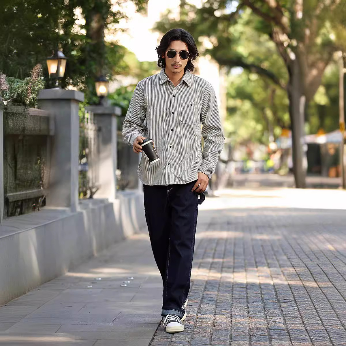 OKONKWO rayado vertical sola bolsa camisa de los hombres retro ameikaji ropa de trabajo de Mezclilla a rayas camisa de manga larga