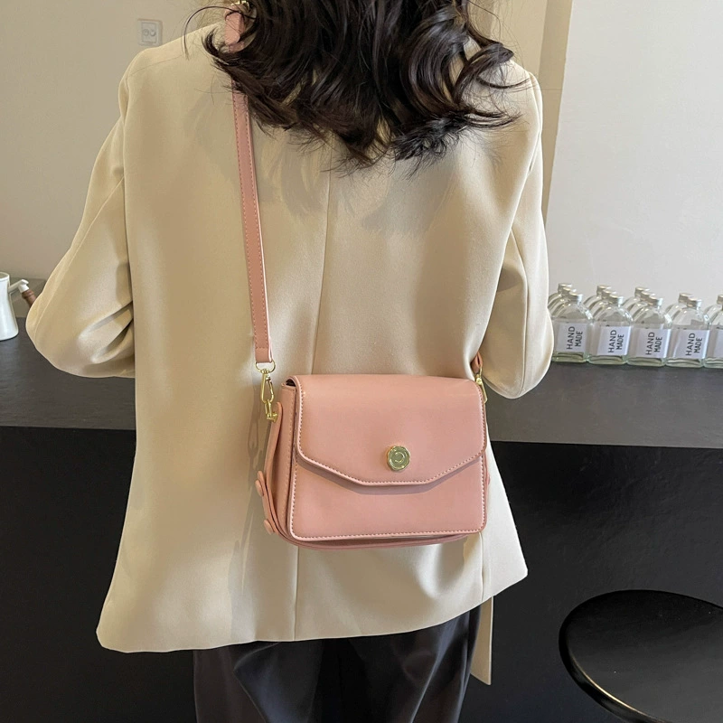 Универсальная щёчная румяна? Одно плечо сумка? "Universal face blush, one-shoulder bag" — здесь likely косметика с сумкой; translation should reflect 