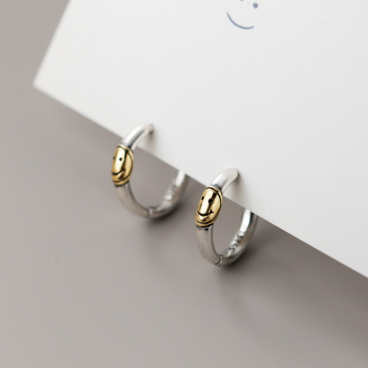 Eloch s925 plata retro sonriente tailandés perfiles de plata simple y versátil nicho de diseño orejas M01252