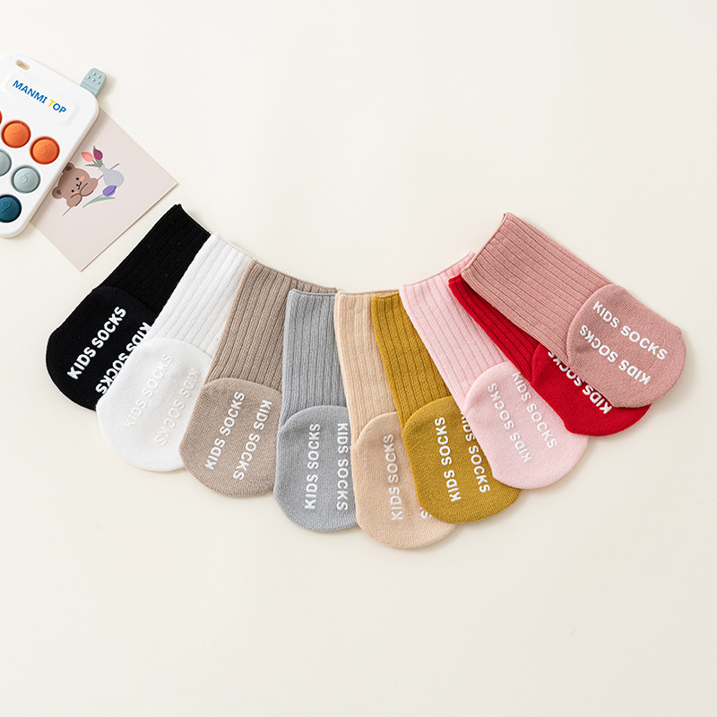 25 calcetines transfronterizos para bebés recién nacidos, una clase de algodón, primavera y otoño, dispensación de pegamento, calcetines de piso de tubo medio para bebés antideslizantes al por mayor 1