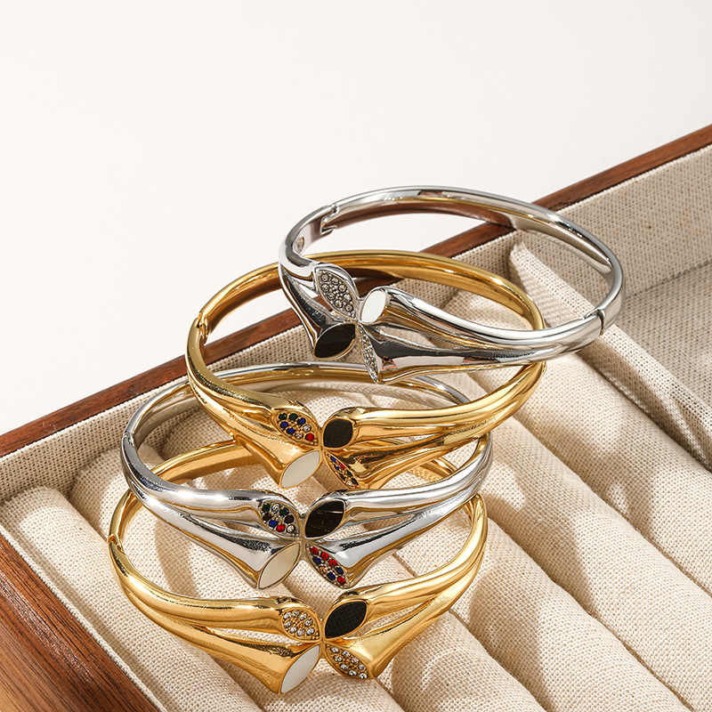 Fashion micro-inlaid three-dimensional flower stainless steel bracelet does not fade light luxury high-end micro-inlaid_voghion.com