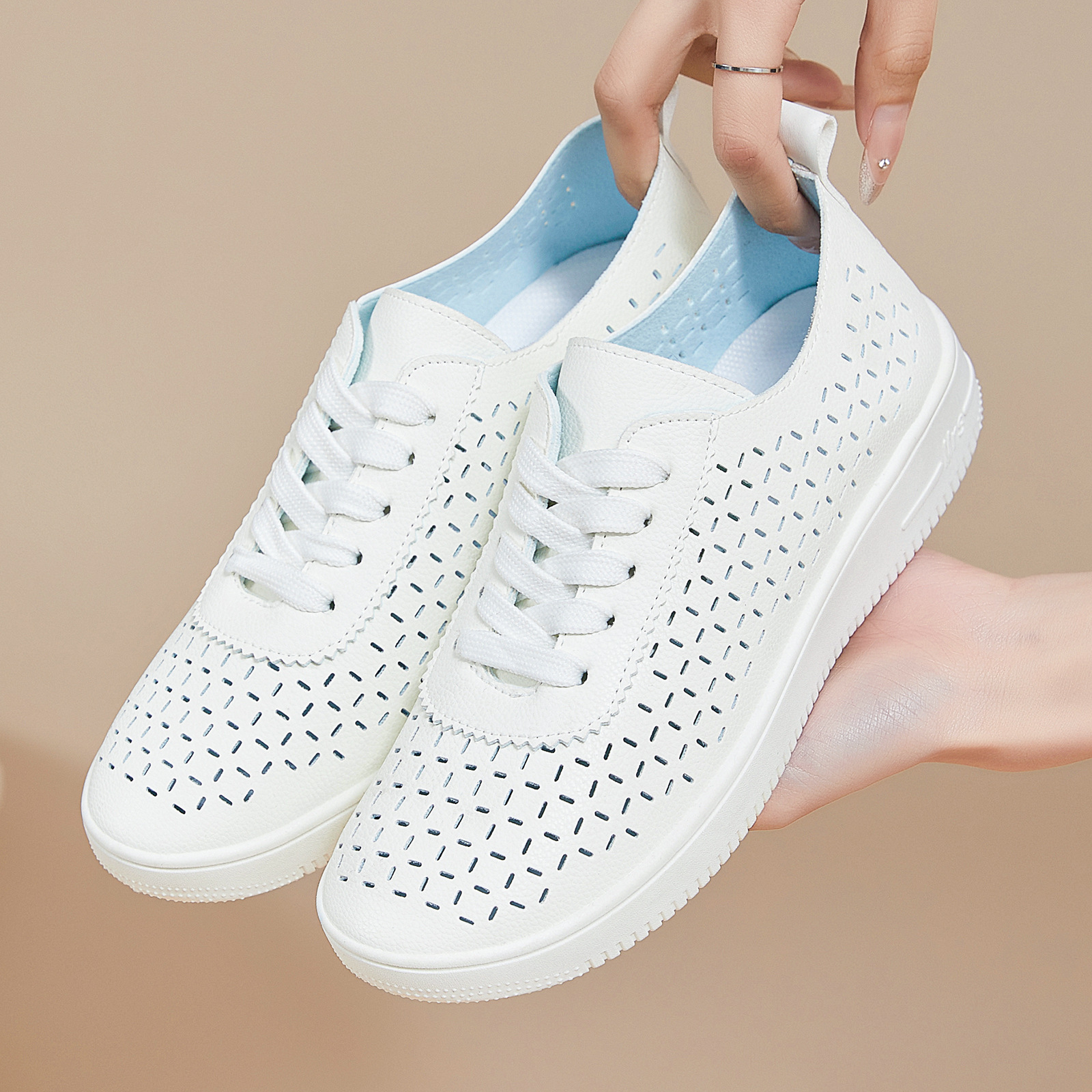 Zapatos de mujer de verano coreano ultra delgados zapatos blancos transpirables suelos suaves cómodos zapatos casuales zapatos de skate cómodos zapatos individuales
