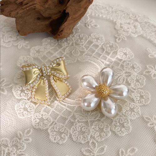 Korean style simple pearl flower women's summer cardigan buckle luxury anti-exposure brooch clothing fixed collar pin brooch