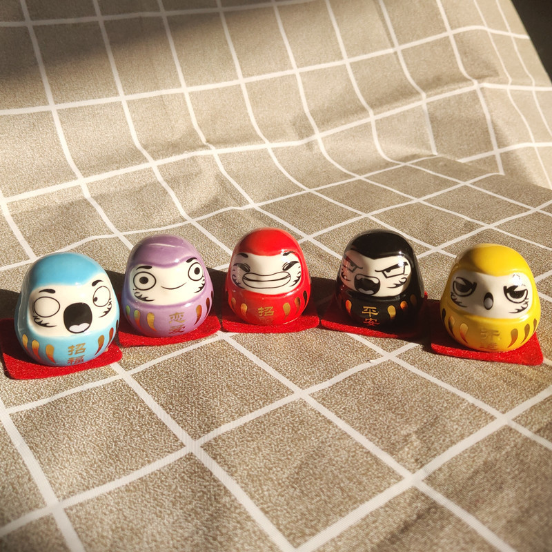 Estilo japonés Lucky Damo decoración tamaño pequeño tienda apertura regalo creativo hogar cerámica lindo escritorio decoración del coche