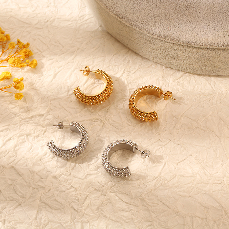 La moda europea y americana de acero inoxidable transfronteriza personalizada en forma de C pendientes minimalistas de acero de titanio 18K oro Internet celebridad pendientes alfiler para las mujeres