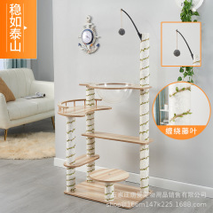 猫が棚に登って猫の巣の猫の木が一体になっています。