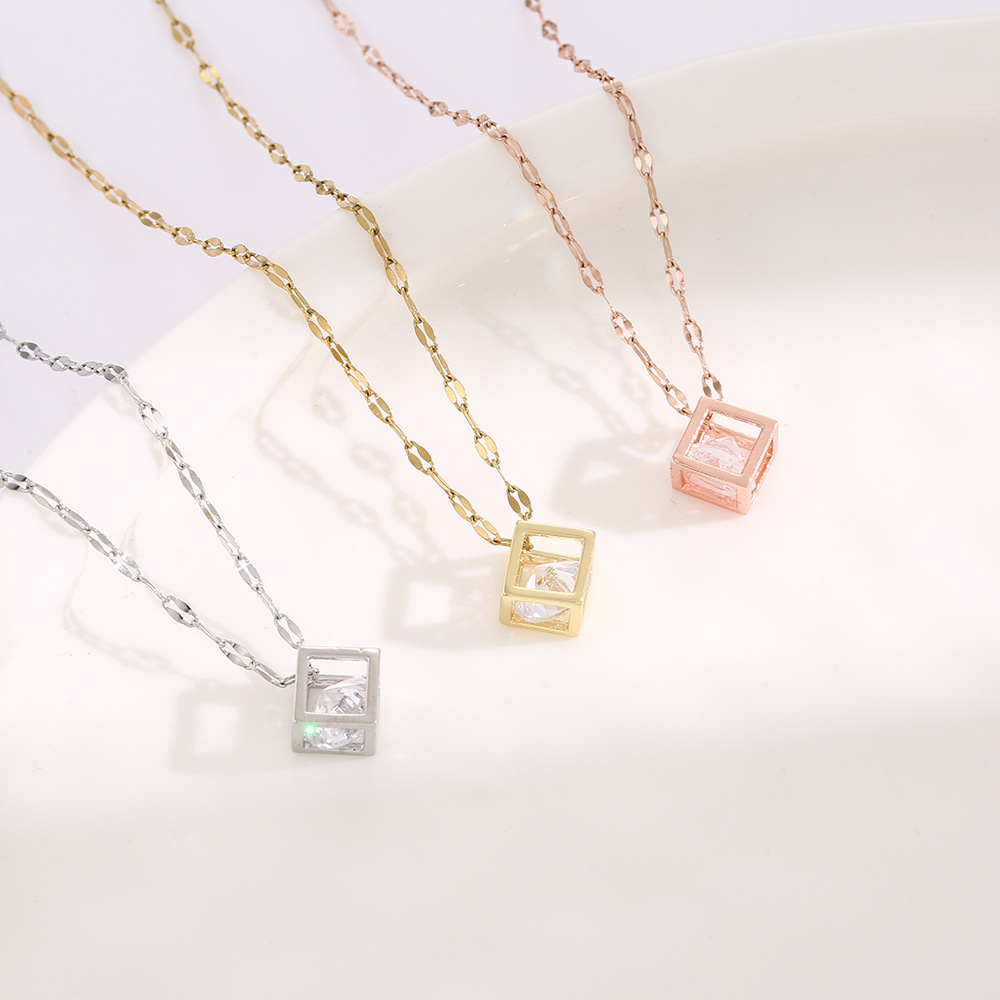 Ciondolo zircone quadrato cavo geometrico in acciaio al titanio con catena clavicola semplice e personalizzata, quadrato alla moda intelligente_voghion.com