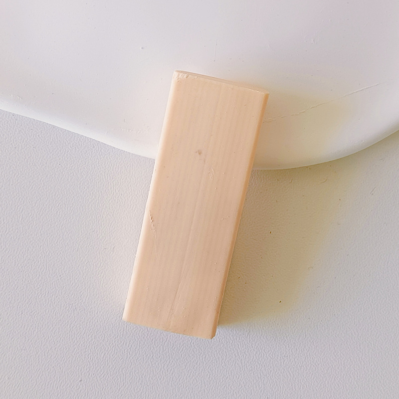 押し引き消しゴム小学生専用の絵の具を拭きます。|undefined
