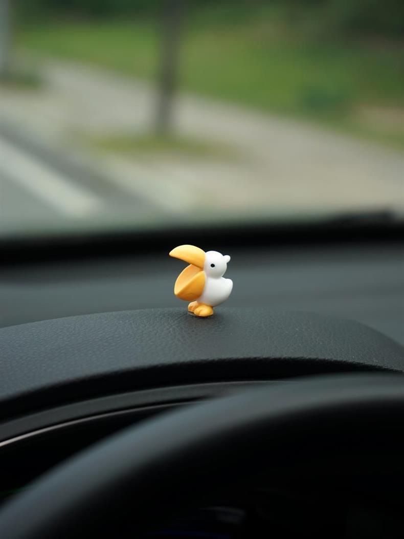 Während der Arbeitszeit ist es verboten, Kollegen zu essen. Dekorative Kleine Auto-Ornamente, Mini Niedliche Weibliche Pelikan- und Capybara-Figuren – Detail 4