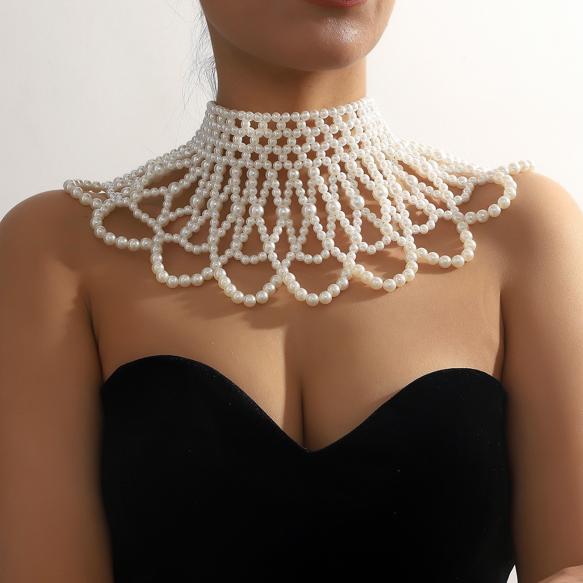 Joyas transfronterizas europeas y americanas cadena de cuerpo de perlas hueca creativa moda sexy chal de perlas borla cadena de pecho de alta calidad