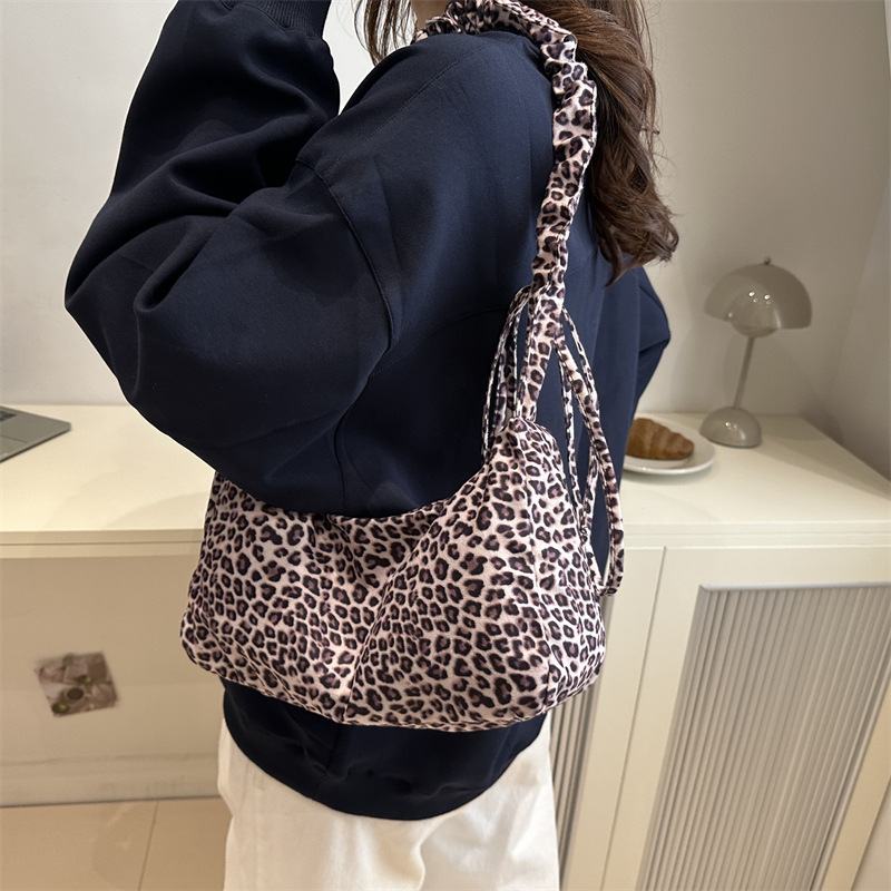 Bolso de moda clásico de leopardo coreano ins2024 otoño y invierno nuevo bolso de gran capacidad de literatura y arte perezoso