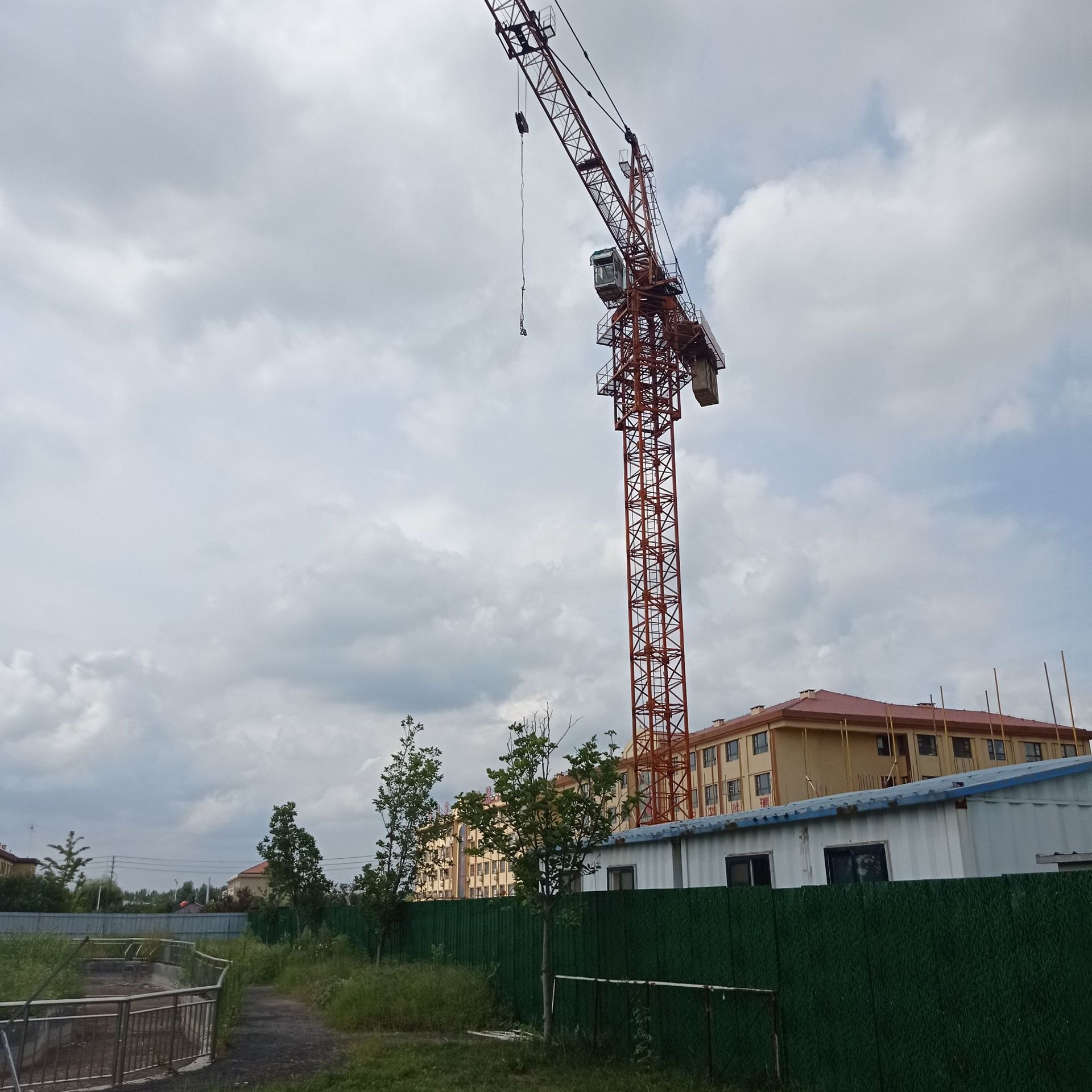 山东烟台自升式塔式起重机 平头式动臂式塔头式内爬式塔机 龙门吊