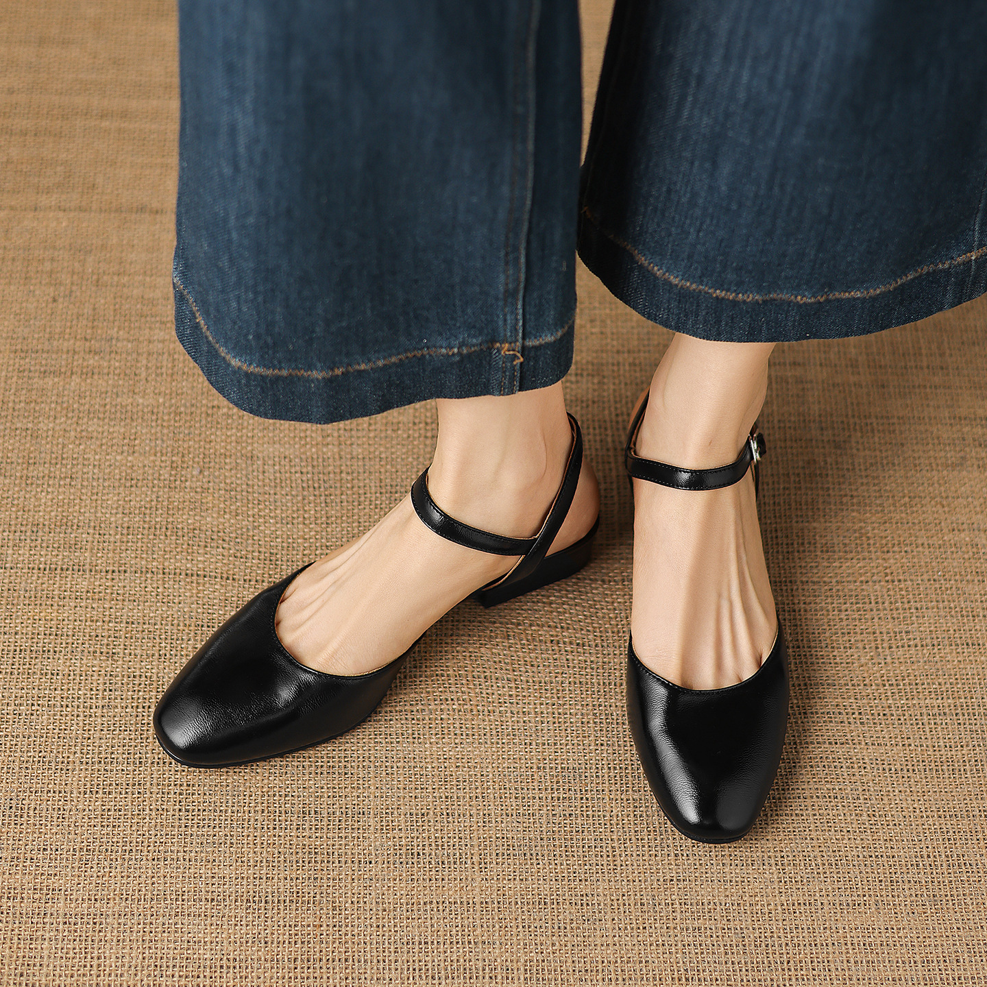 Sandal nữ quai chữ V bít mũi đế bệt phong cách đơn giản — đen