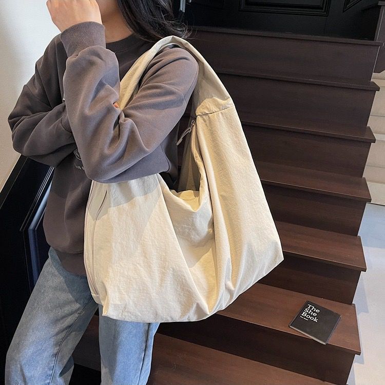 New High-End Single Shoulder Crossbody Bag for Women Spring and Summer Large Capacity Portable Tote Bag for Women Niche Exquisite Armpit Bag for Women New High-End Single Shoulder Crossbody Bag for Women Spring and Summer Large Capacity Portable Tote Bag for Women Niche Exquisite Armpit Bag for Women