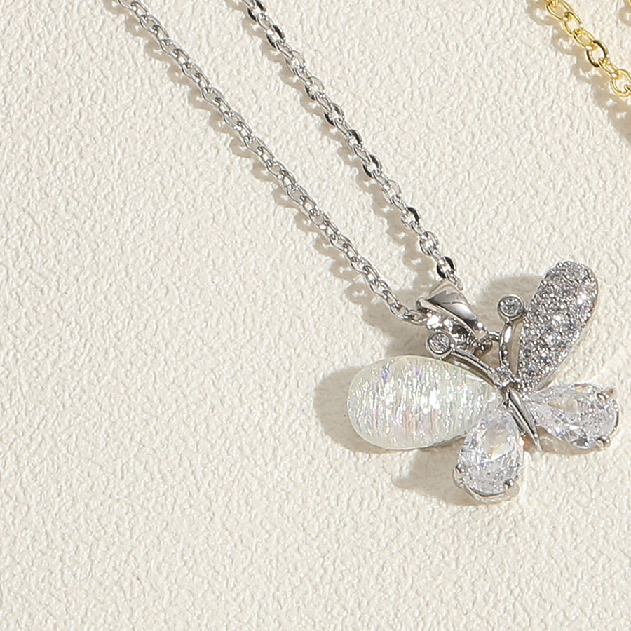 Verfijnde vlinderhanger met zirkonia voor dames. Sierlijke vergulde choker met een sprookjesachtige uitstraling. Hypoallergeen, lichtgewicht en vol._voghion.com