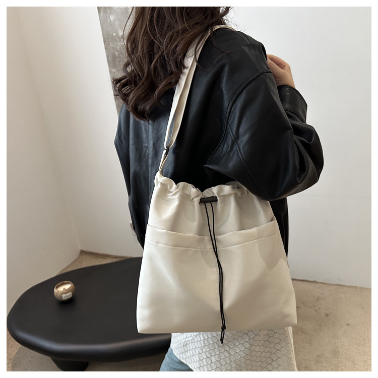 The popular autumn and winter bags for women in 2024: large-capacity crossbody bag, Tote commuter bag, single-shoulder bag, soft undefined