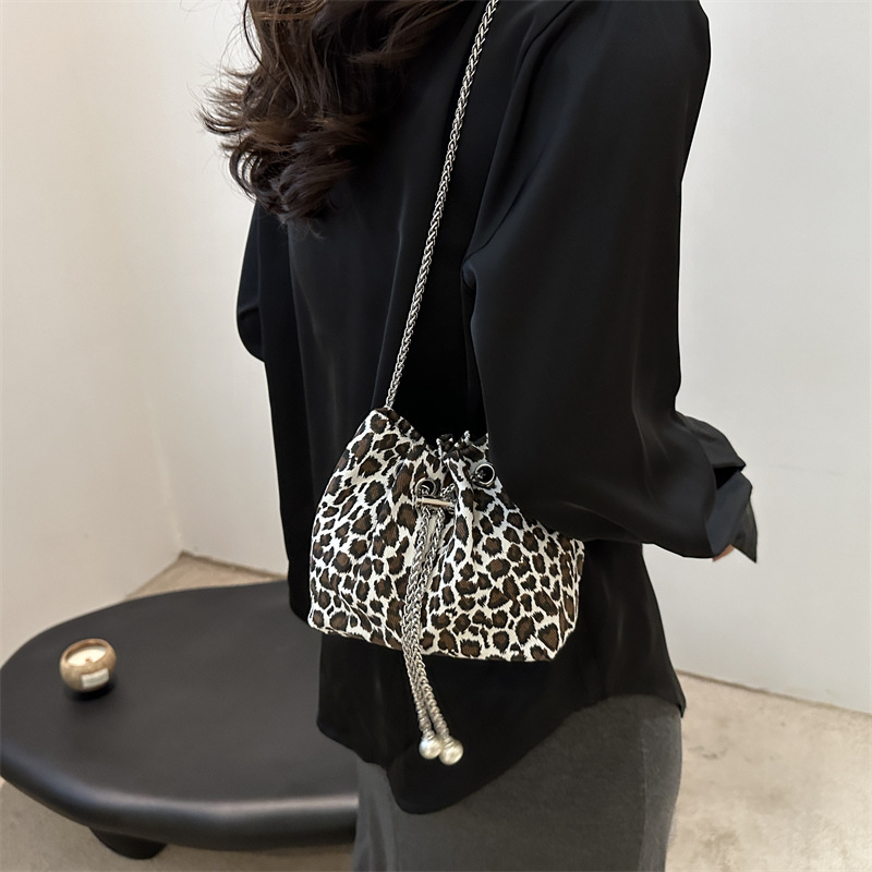 Bolso de leopardo rojo en línea para mujeres 2024 nuevo popular nicho de diseño de cadena bolso de cinturón mini bolso de cubo de cuerda