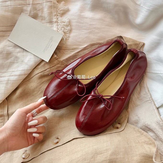 Comfortable fashionable ballet shoes with bow
