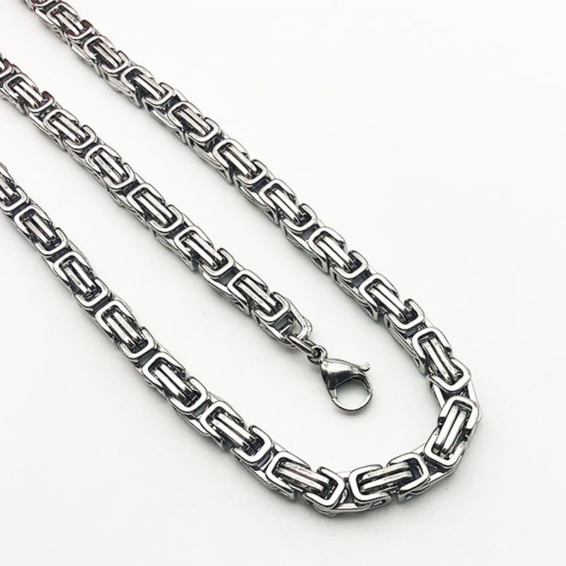 Collana king in acciaio al titanio, fibbia a moschettone, accessorio trendy e prepotente da uomo_voghion.com