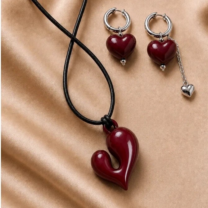 Blogger Reina's same style heart necklace for women, high-end black cord choker sweater chain with adjustable drawstring accessory