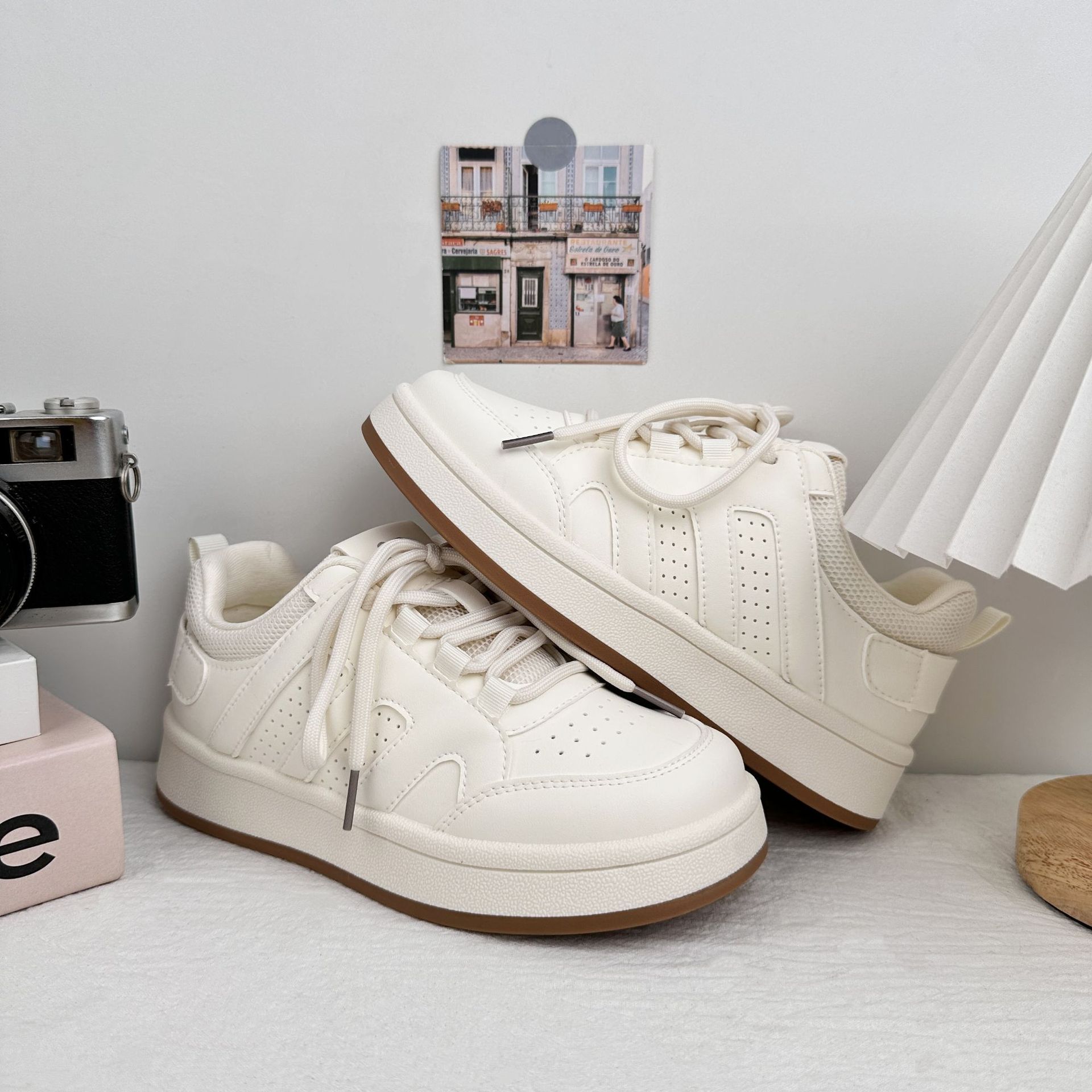 Zapatos blancos de fondo grueso para mujeres 2025 nuevos zapatos de skate casuales zapatos de nicho zapatos de mujer zapatos de pan