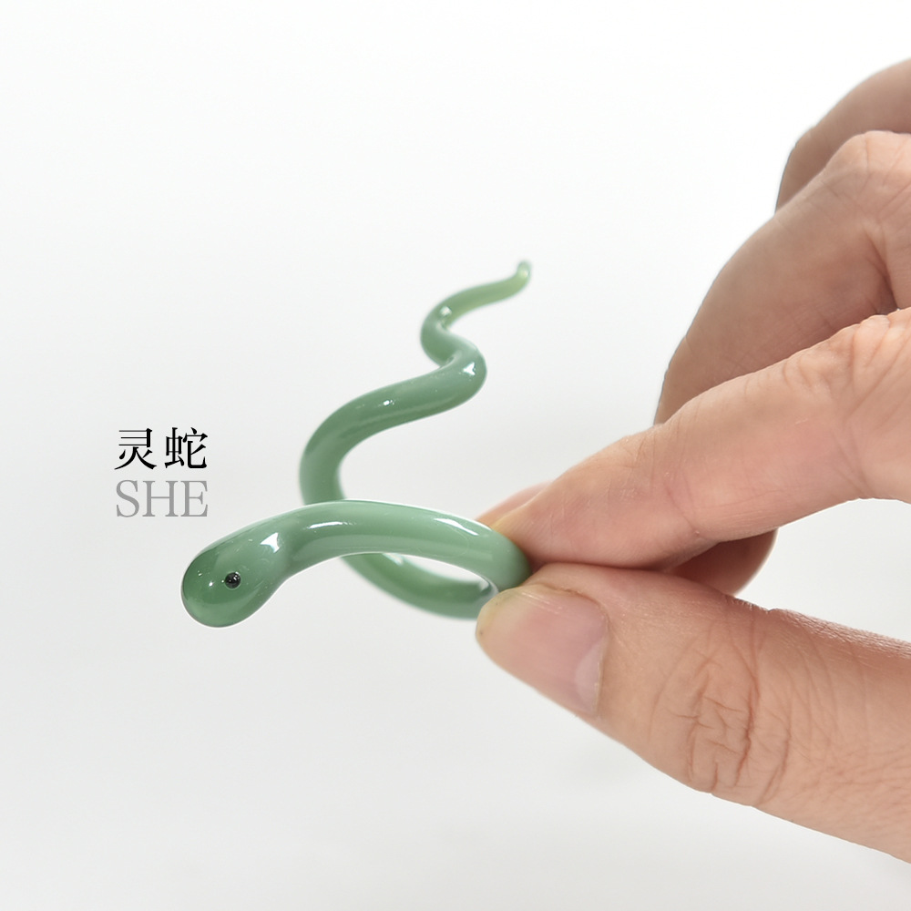 Anillo de serpiente para hombres y mujeres lujo ligero de alto nivel de vidrio esmaltado joyas de vidrio hechas a mano personalidad joyas de moda colgante