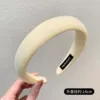 Молочно‑белый