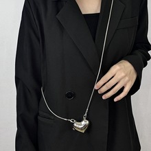 2024新款迷你心形金属斜挎包高级感百搭女士包跨境服务