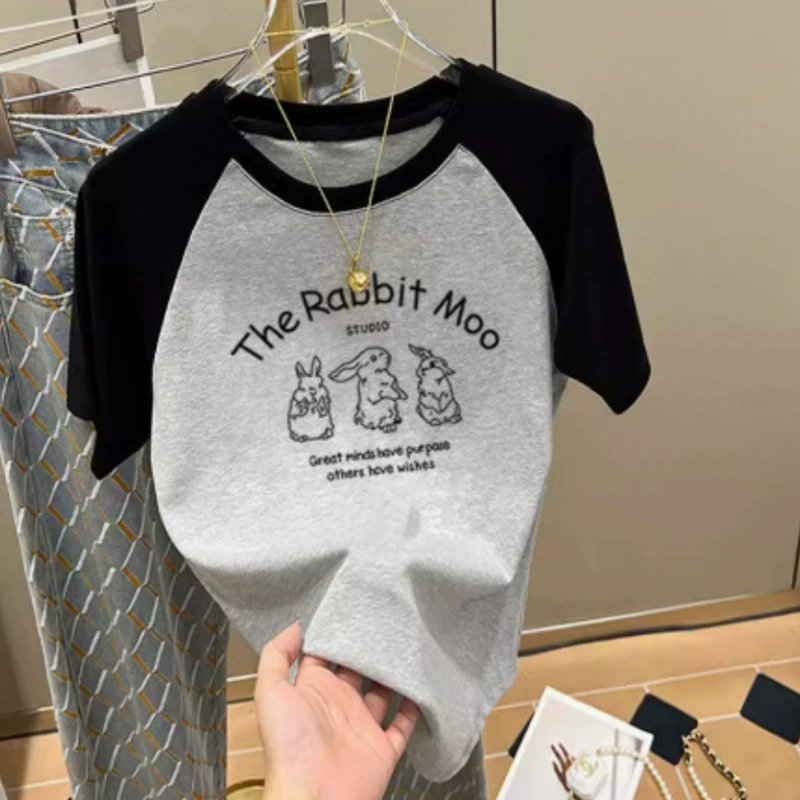 2025 новый стиль, рубашка с короткими рукавами контрастного цвета на правое плечо для женщин, модный и универсальный, летний топ реглан, уменьшающий возраст и стройнящий.