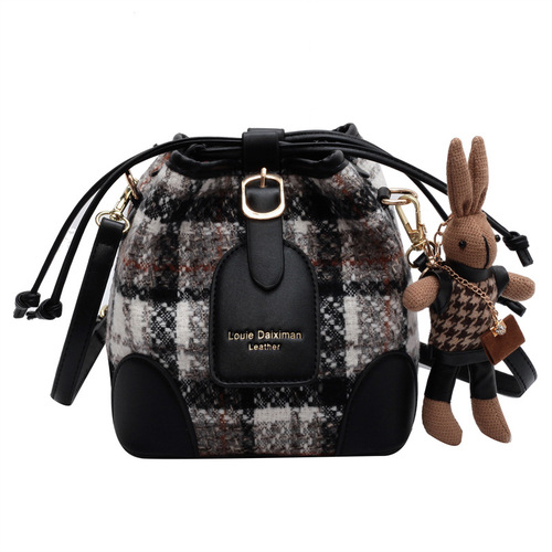 High-end versatile crossbody bucket shoulder bag for women 2024 spring new trendy plaid commuter bag for women