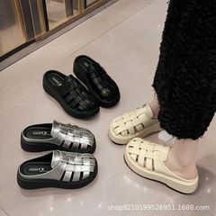 女性が外で履くための厚底編み込みつま先ハーフスリッパ、2025年夏の新しいスタイルの小さな人向けのプラットフォームサンダル、高さを伸ばす中空サンダル