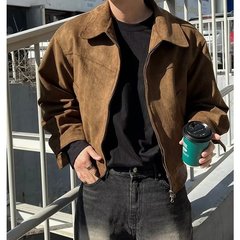 春と秋のレトロな高街のスエードの短いコートの男性はゆったりしていてかっこいいです。