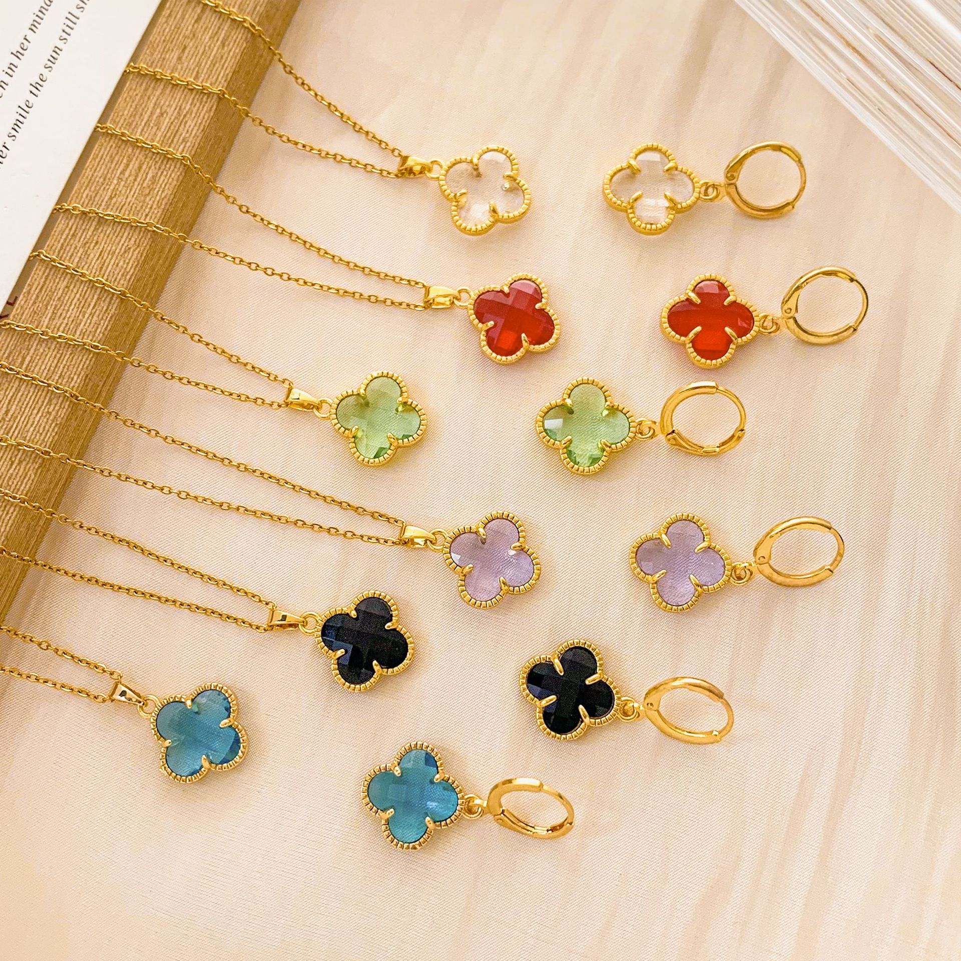 Necklace for Women, Light Luxury Niche Four-Leaf Clover Necklace, High-End Design, Fashionable Titanium Steel Clavicle Chain, Versatile Hot-Selling Jewelry