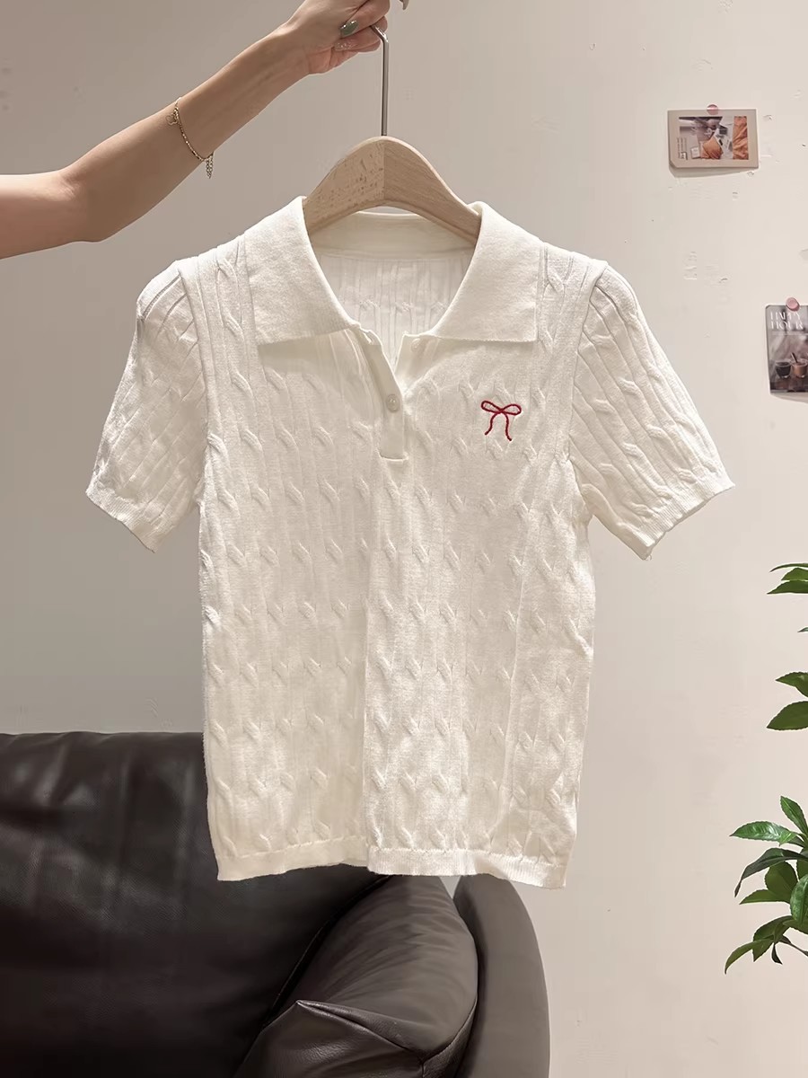 Áo thun nữ cổ Polo thêu họa tiết thừng xoắn kiểu Hàn Quốc — màu mơ
