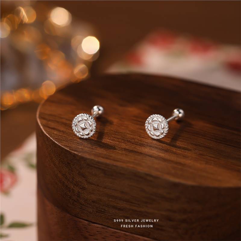 French style small fragrant button for women, 999 pure silver, fashionable and versatile, screw on foot silver earrings_voghion.com