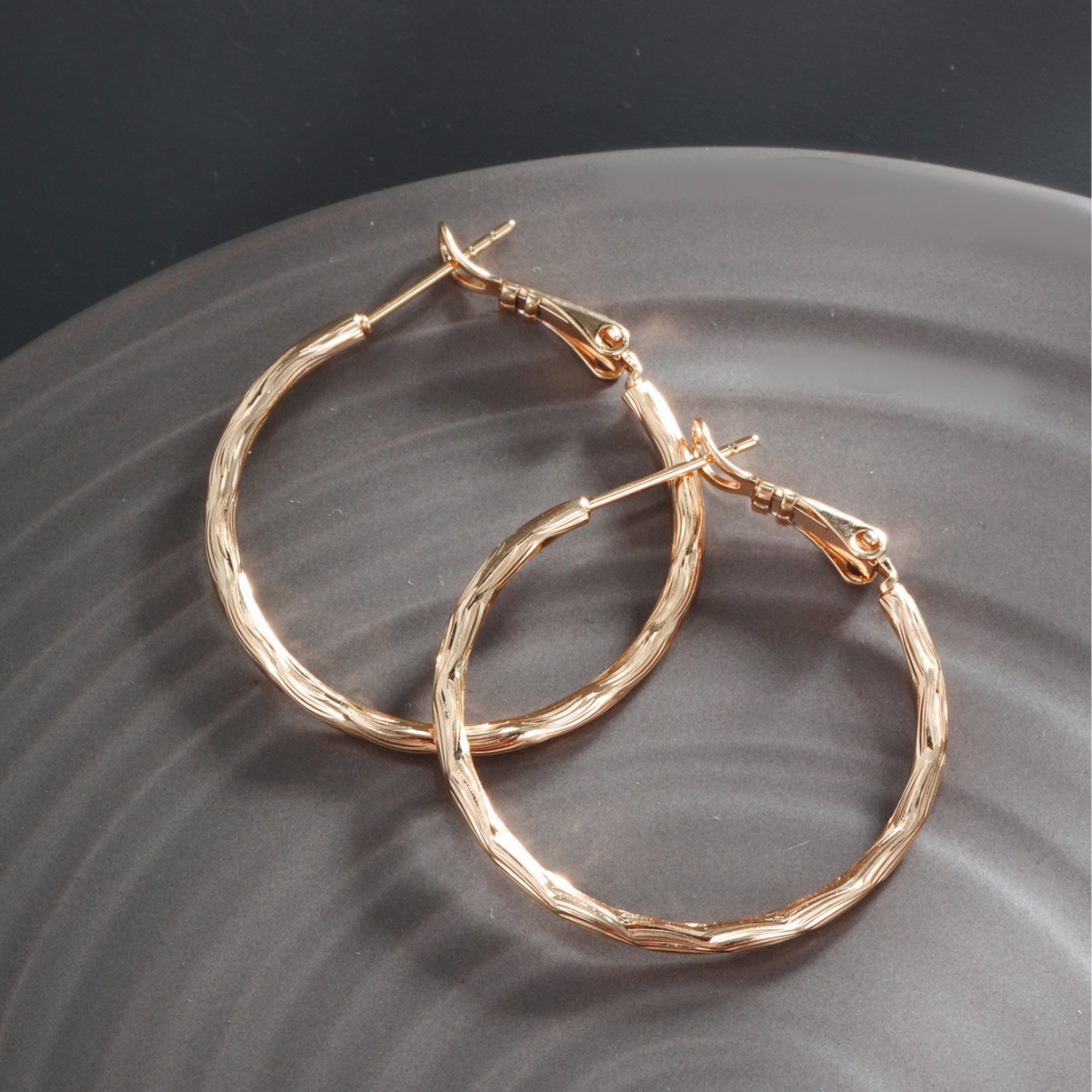 Xuping Jewelry Cobre Chapado en oro Flor de coche Círculo geométrico Pendientes exagerados Personalidad europea y americana Pendientes de alta gama Pendientes Mujeres
