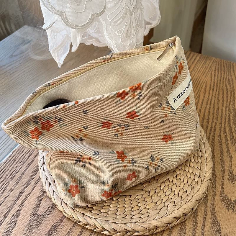 Capacious cosmetic bag, three‑dimensional travel organizer with zipper, stylish printed patterns