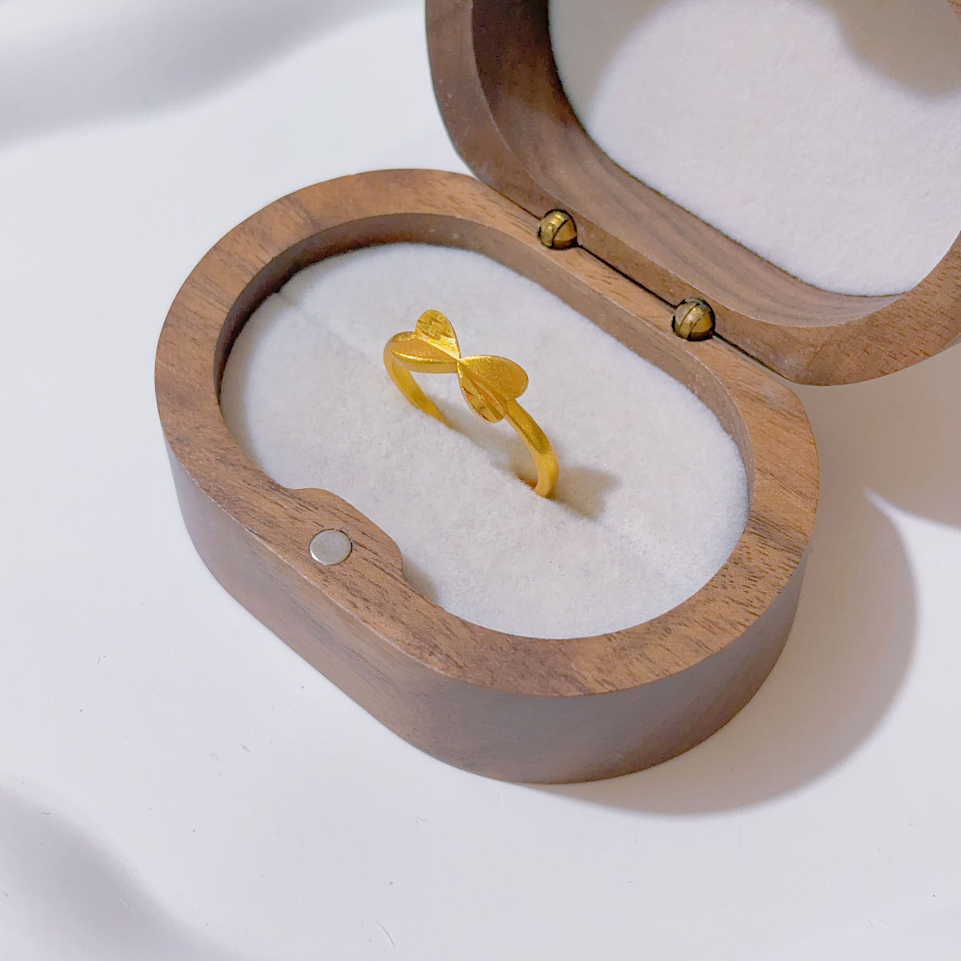 Ring with bow