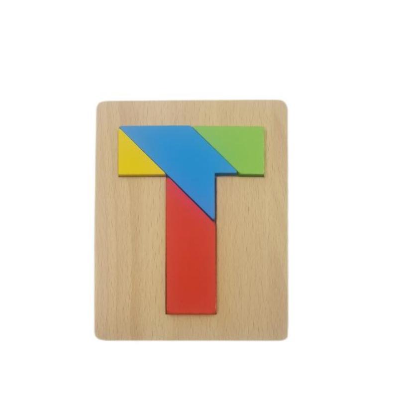 ジグソーパズルの子供の知育玩具の木の頭を痛めて木を積み上げます。