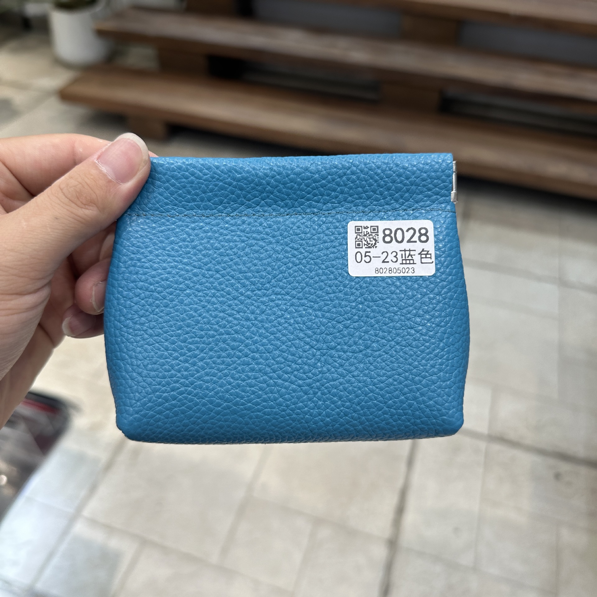 厚手の収納袋のトップ層の牛革は閉じています。