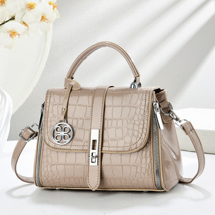 �r���¿�Ůʿ�μ�б��������ճ�ͨ�ښ��|�����2026�¿�С����