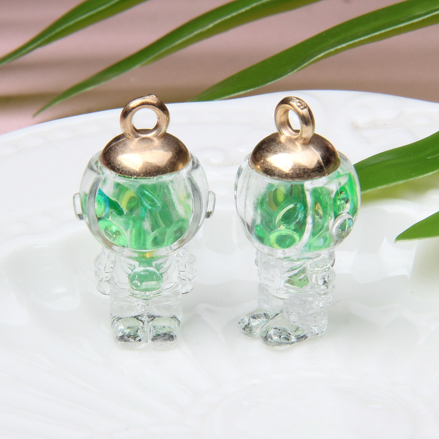 3g Weight Pendant Jewelry Making Type DIY Jewelry Accessories Classification 1 Piece Quantity Glass/Colored Glaze Material Astronaut, Heart Shape Pattern Sweet Style 1 Piece Glass/Colored Glaze Astronaut Heart Shape Pendant 3