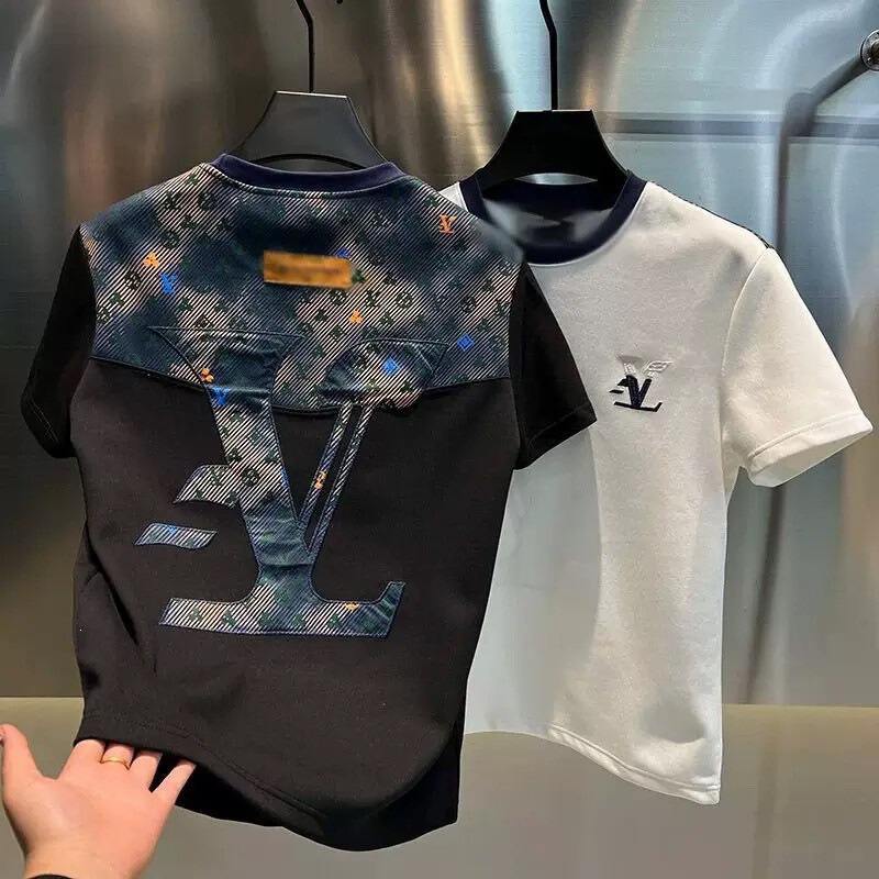 Color-blocked, large LV-patterned short-sleeve T-shirt for men, featuring a round neck, casual style, and a trendy back print; wholesale available Color-blocked, large LV-patterned short-sleeve T-shirt for men, featuring a round neck, casual style, and a trendy back print; wholesale available