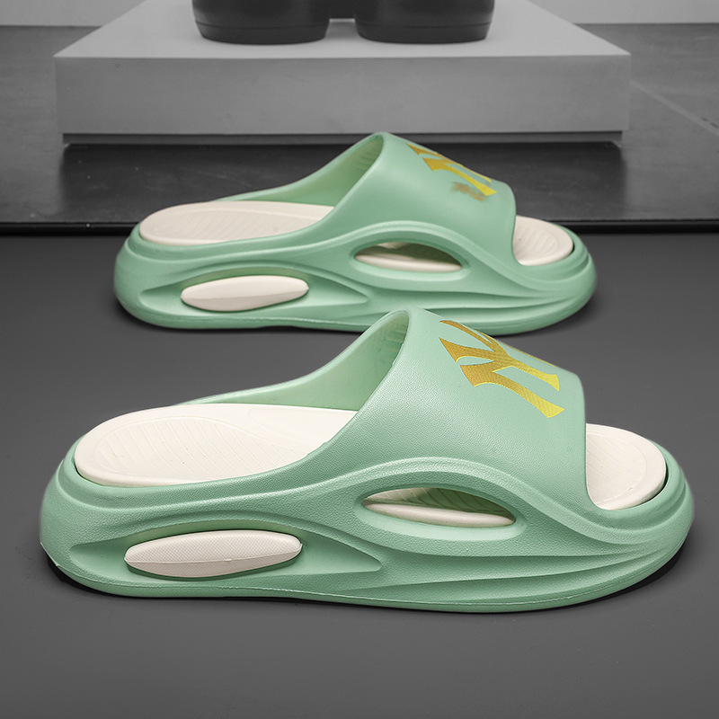 Zapatillas para hombres de verano nuevas marcas de moda para pisar la sensación deportiva de excremento de zapatos de playa para parejas caseras zapatillas frías de tamaño grande