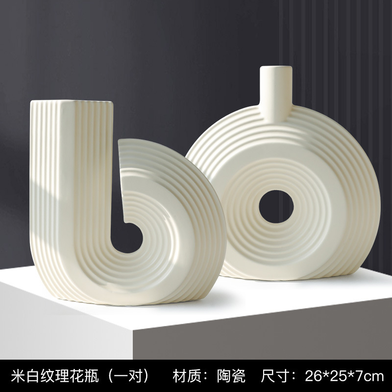 リビングルームの置物は軽くて豪華で高級な雰囲気のお酒棚の装飾品です。