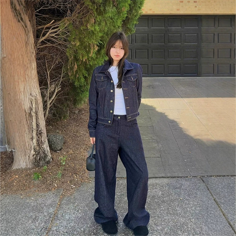 Original color denim suit for women, a popular outfit for spring and autumn, featuring a loose-fitting denim jacket and wide-leg, straight-cut pants – a complete set Original color denim suit for women, a popular outfit for spring and autumn, featuring a loose-fitting denim jacket and wide-leg, straight-cut pants – a complete set
