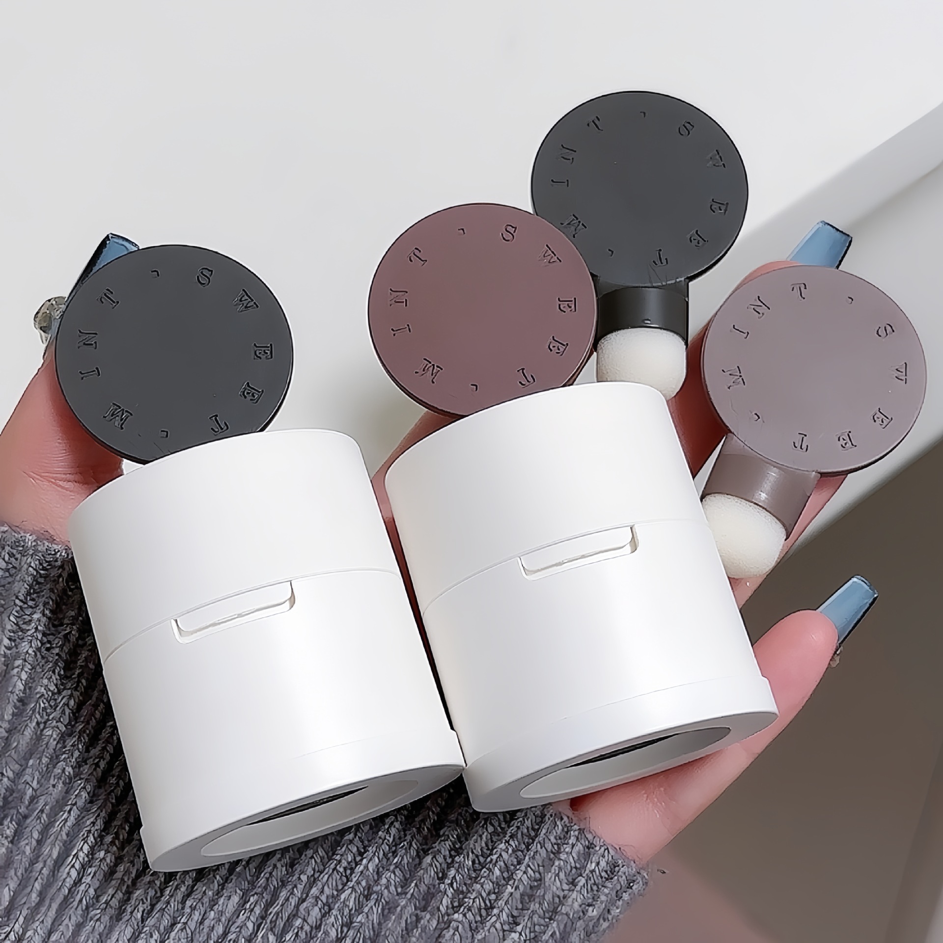 SWEET MINT's new hairline powder is waterproof, sweat-proof, and can cover hair seams. It's a natural hair filling and shadow contouring tool undefined