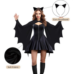 コウモリの翼の服装の女性の成人のハロウィンのコウモリの肩をすくめて耳のヘッドバンドを持ちます。